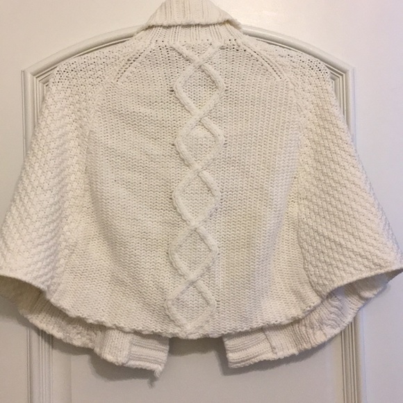 Cape - Picture 4 of 4